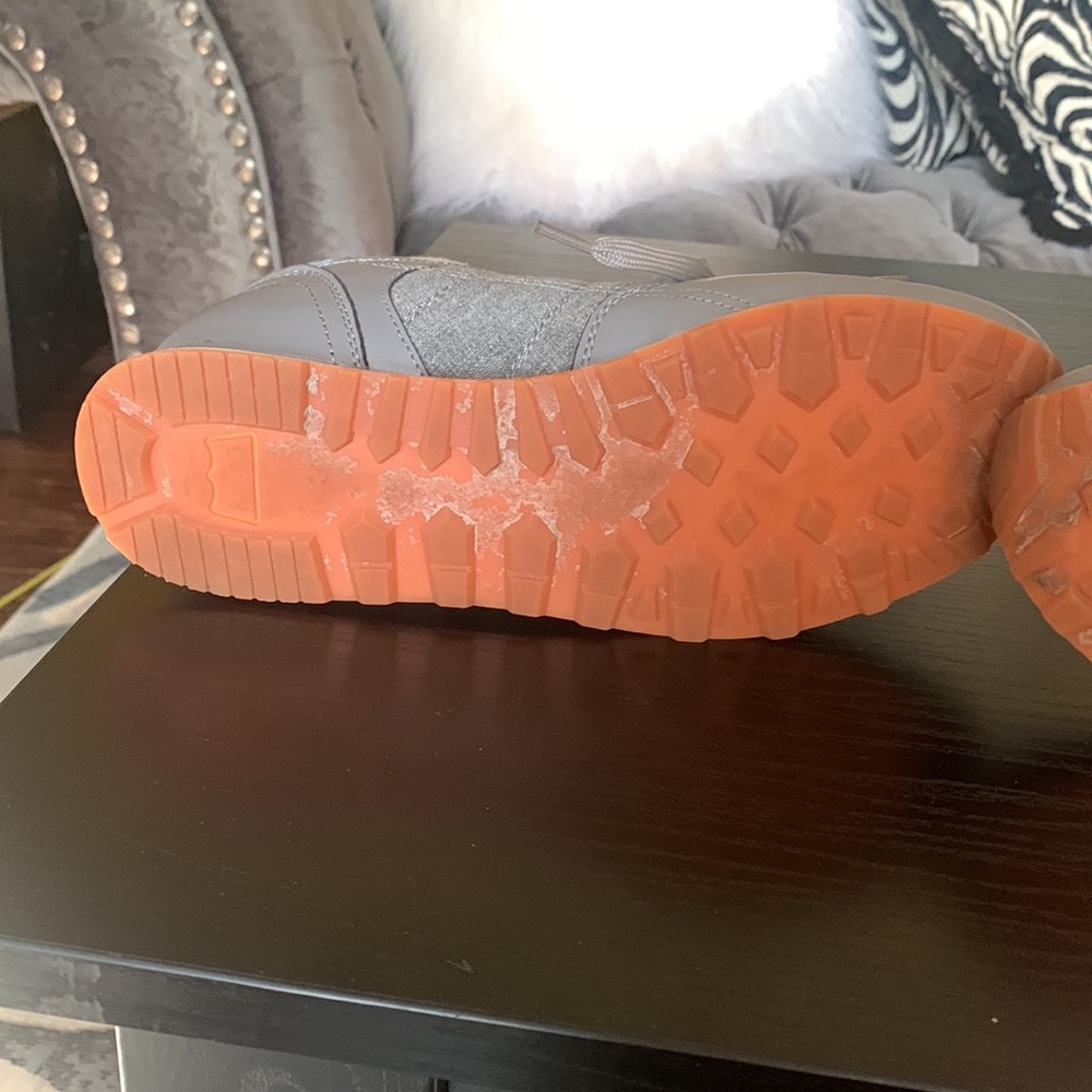 Women Levi’s tennis shoe size 8.5 fits like a 8 - Picture 10 of 10